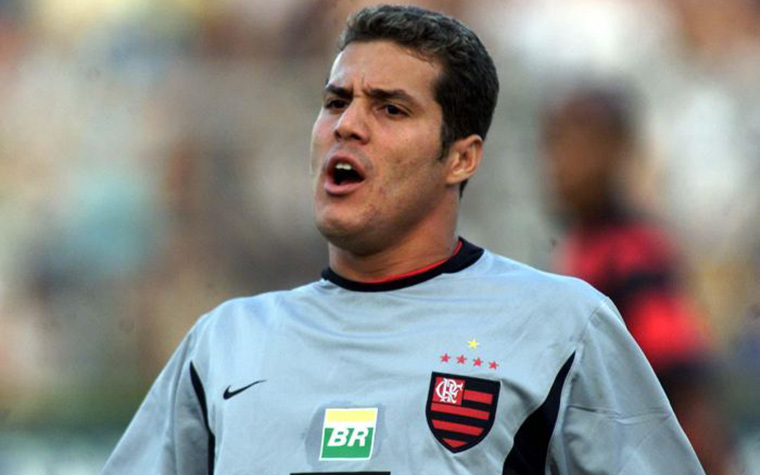 Criado nas divisões de base do Flamengo, Júlio César deixou o clube em direção ao futebol europeu no ano de 2005. Já em 2018, retornou para encerrar sua carreira. 