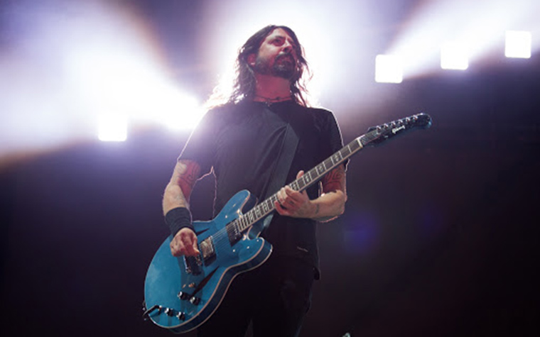 O rock veio em grande estilo ao Maracanã em 25 de fevereiro de 2018. A banda FOO FIGHTERS fez um show de duas horas de duração, com direito a sucessos como "Learn To Fly", My Hero" e até uma releitura de "Love Of My Life". Depois, quem entrou em campo foram os QUEENS OF THE STONE AGE, causando impacto com canções "The Lost Art Of Keeping a Secret”, "No One Knows" e “Go With The Flow”.