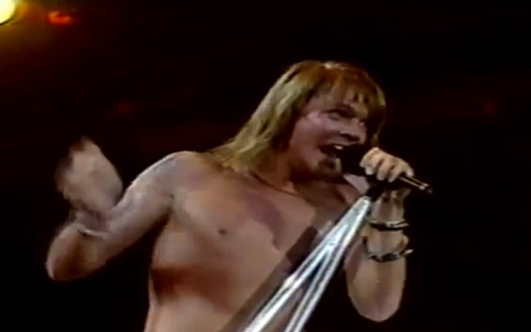 ... o grupo GUNS N' ROSES, por sua vez, arrebentou em uma apresentação antológica. A lista  de atrações do festival tinha nomes como Colin Hay, Jimmy Cliff e New Kids On The Block. Joe Cocker e Carlos Santana ousaram pisar no gramado em meio aos fãs.