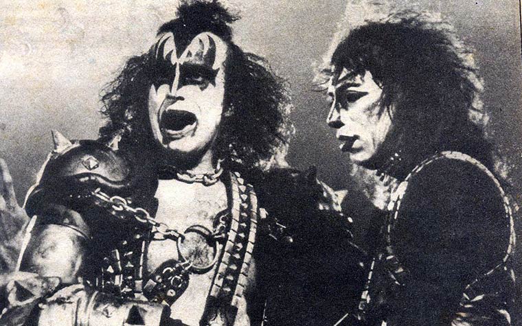 O heavy metal entrou em campo no Maracanã em 18 de junho de 1983. Com a turnê "Creatures On The Night", a banda KISS causou impacto e emocionou os 250 mil fãs que compareceram ao Maior do Mundo.