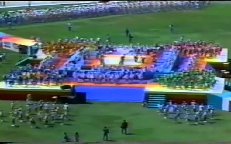 Também em 1988, XUXA transmitiu seu "Xou da Xuxa" diretamente do Maracanã, para um público de 80 mil pessoas. A "Rainha dos Baixinhos" causou euforia de uma plateia de todas as idades.