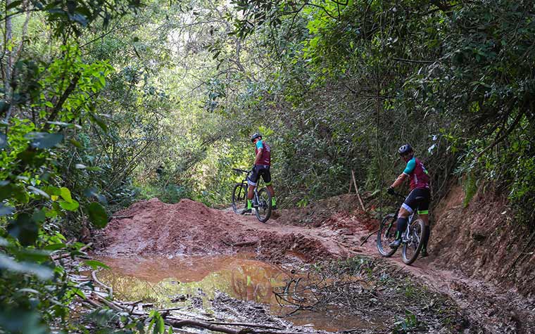 Em ação solidária, o atacante Fred está fazendo o caminho de Belo Horizonte ao Rio de Janeiro de bicicleta. A cada quilômetro pedalado, o camisa 9 doará uma cesta básica - são 600 km no total. Esta é uma imagem do segundo dia, quando ele foi de Caxambu (MG) a Guaratinguetá (SP), em 175 km.