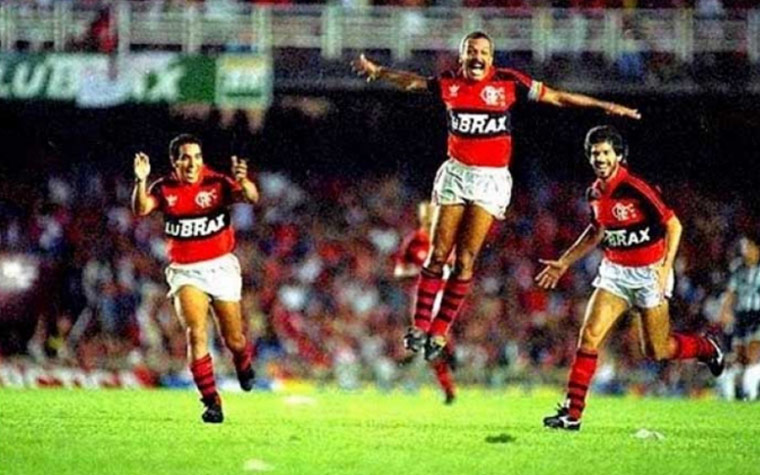 Todos tinham chance na última rodada do Grupo 1 do Brasileiro de 1992 (formado também por Flamengo e Santos). O Vasco foi se impondo sobre o São Paulo em São Januário mas, em vez do empate, na outra partida o Rubro-Negro vencia os santistas. Mesmo ao som de "entrega o jogo!" enquanto o Flamengo vencia o Santos por 3 a 1, a equipe de Nelsinho Rosa fez 3 a 0, com show de Edmundo e Bebeto.