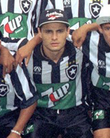  Brasileiro-1995: Santos x Botafogo - Domingo, 16h Globo Rio e parte da rede - Confira o VT completo do jogo que garantiu ao Botafogo o título nacional.