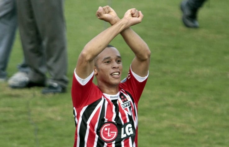 2007 - Naquela temporada, o Tricolor havia levado apenas dez gols em 29 jogos no Brasileirão. A zaga titular era formada por Rogério Ceni; André Dias, Breno e Miranda (foto). O São Paulo conquistou o título.