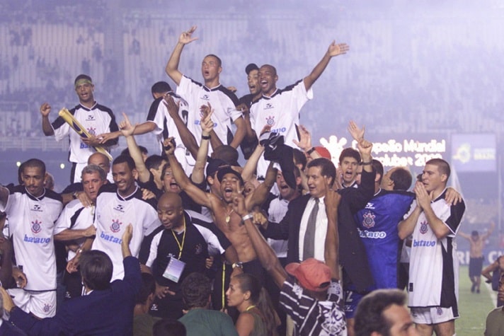 19 - Corinthians 0(4)x (3)0 Vasco - Em 2000, a FIFA decidiu organizar um campeonato Mundial em um novo formato, com oito times. Duas equipes brasileiras chegaram à decisão: Corinthians e Vasco, que empataram durante o tempo normal e a prorrogação. Nos pênaltis, Edmundo desperdiçou a cobrança decisiva e o Timão ergueu a taça no Maracanã.