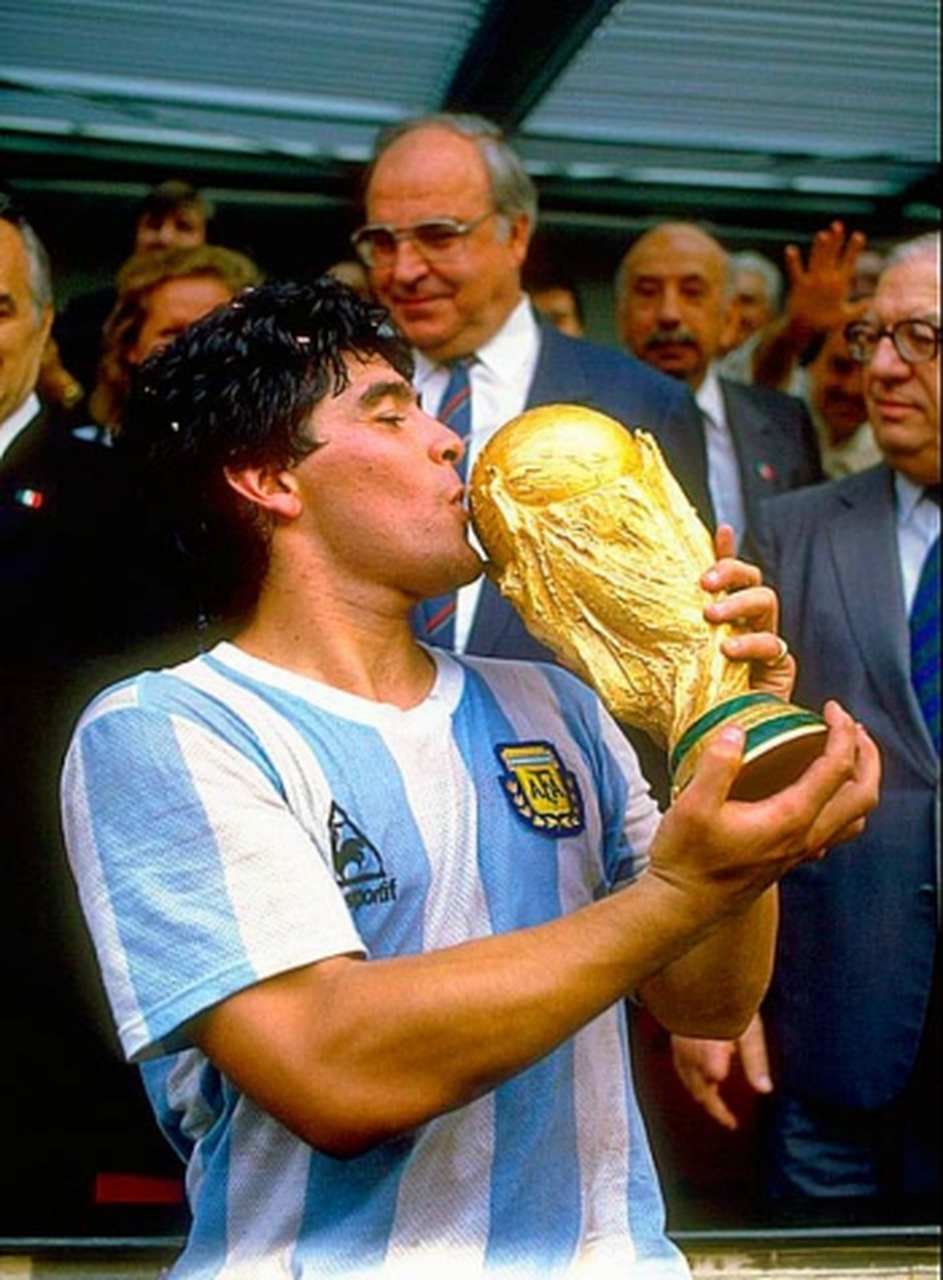 Maradona: ‘El Pibe de Oro’ levou a Argentina nas costas em 1986, isso é inquestionável. Com ou sem a ajuda de ‘la mano de Dios’, Maradona fez cinco gols, deu assistências e marcou a edição com dribles desconcertantes. Sem ele, os hermanos não teriam sido campeões.