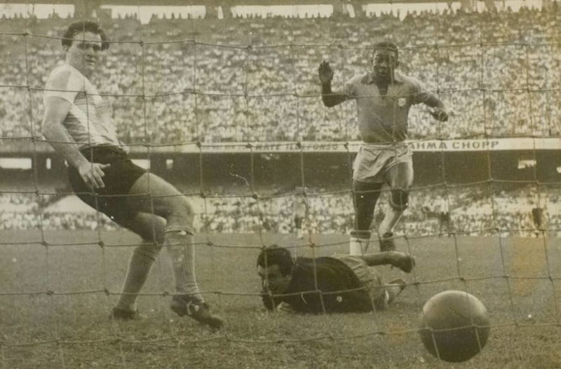 Brasil 1 x 2 Argentina - Copa da Roca de 1957 -Na estreia de Pelé pela seleção brasileira, aos 16 anos, o Rei menino entrou no segundo tempo e marcou um gol, mas não conseguiu evitar a derrota para a Argentina pela Copa Roca de 1957.