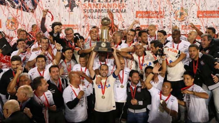 17 de julho de 2013 - Corinthians conquista a Recopa Sul-Americana de 2013 ao bater o São Paulo na decisão.
