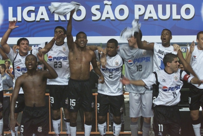 Final do Torneio Rio-São Paulo-2002: 5/5 - São Paulo 2 x 3 Corinthians (ida) / 12/5 - Corinthians 1 x 1 São Paulo (volta) - Corinthians campeão