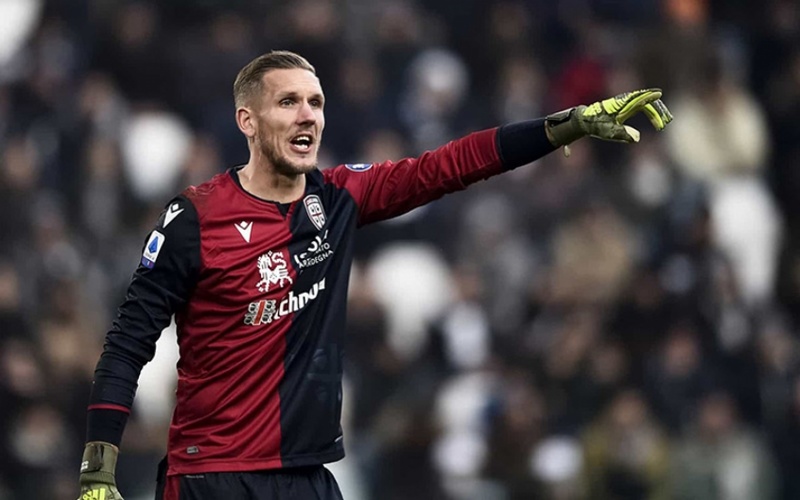 ESQUENTOU - Nesta quinta, o Besiktas apresentou uma proposta formal de empréstimo à Roma pelo experiente goleiro sueco Robin Olsen, que atualmente joga no Cagliari. No entanto, o clube da capital já está em negociações com o Sporting, de Portugal, de acordo com o jornal português, ' A Bola'. Segundo o portal 'Transfermarkt', o valor de mercado do atleta gira em torno de 6,5 milhões de euros.