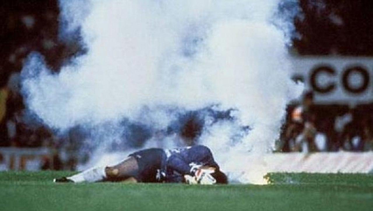 Em 1989, buscando uma vaga para a Copa do Mundo de 90, o Brasil recebeu o Chile, no Maracanã. Em um jogo emblemático, com Romário sendo mordido, um sinalizador jogado em campo e até uma simulação do goleiro Rojas, a Seleção Brasileira venceu por 2 a 0, determinado por W.O. Após o episódio, que ficou conhecido como “Caso Rojas” ou “Maracanazo”, o goleiro foi banido do futebol e o Chile foi proibido de jogar a Copa de 94.