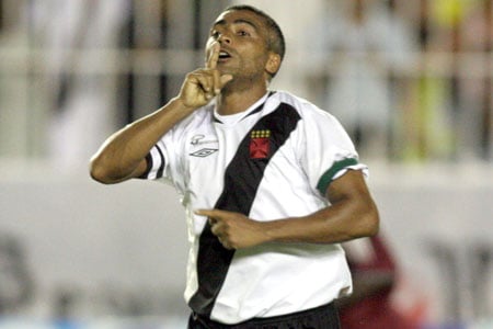 Aos 41 anos, Romário acumulou as funções de jogador e técnico no Vasco, em 2007.