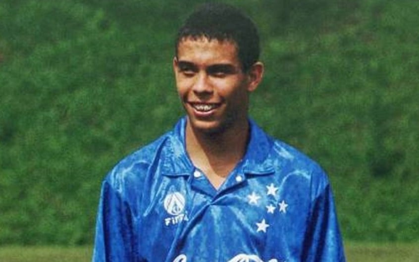 Um dos maiores atacantes de todos os tempos, Ronaldo Fenômeno estreou nos profissionais do Cruzeiro em 1993, com 16 anos. Na sua carreira, conquistou as Copas de 94 e 2002, além ser eleito três vezes melhor jogador do mundo : 1996, 1997 e 2002.