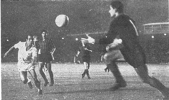 7 - Santos 4 x 2 Milan (1963) - No segundo jogo da final do Mundial de Clubes, o Peixe derrotava o Milan e levava a decisão para o terceiro jogo. Com uma exibição mágica e gols de Pepe (2), Almir Pernambuquinho e Lima, a vitória santista encaminhou o bicampeonato Mundial, que foi conquistado também no Maracanã, dois dias depois com gol de Dalmo.