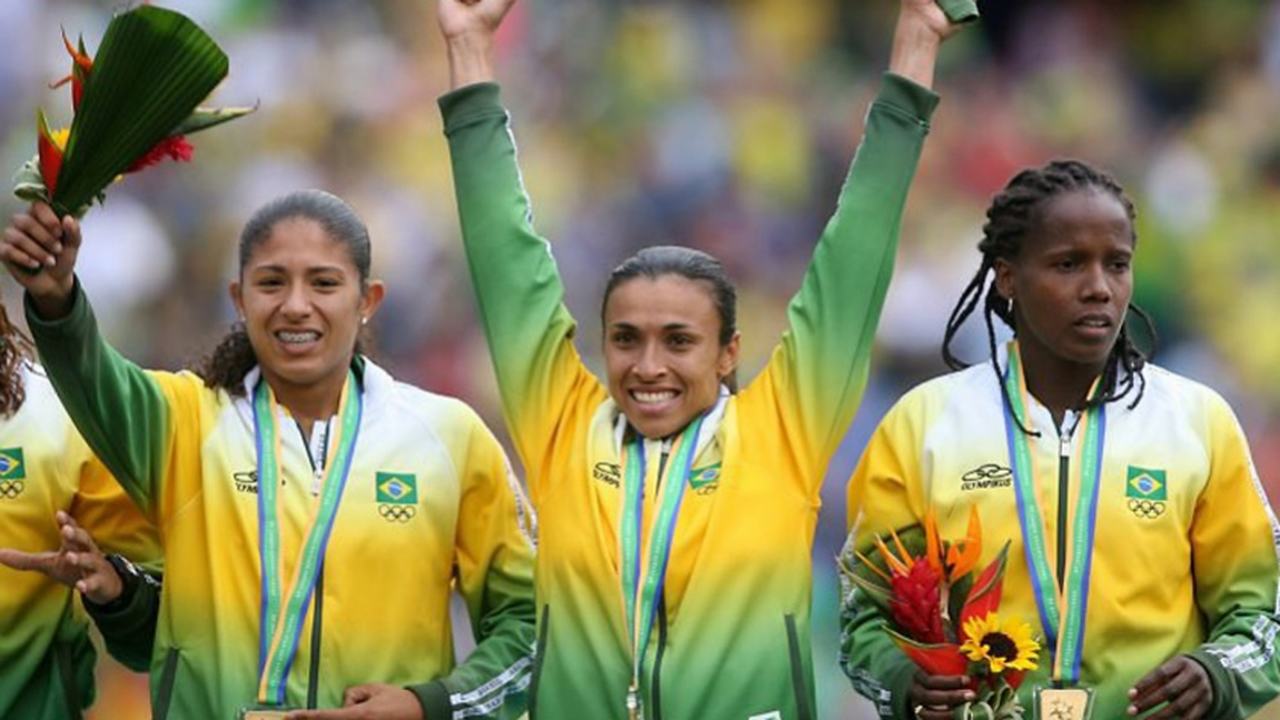 Evolução da Seleção Feminina - Em 2007, no Pan do Rio, o Brasil conquistou a medalha de ouro com uma goleada por 5 a 0 sobre os Estados Unidos. Em setembro, na Copa do Mundo da China, o Brasil perdeu a decisão para a Alemanha e ficou em segundo lugar. No ano seguinte, mais uma prata, na Olimpíada de Pequim.