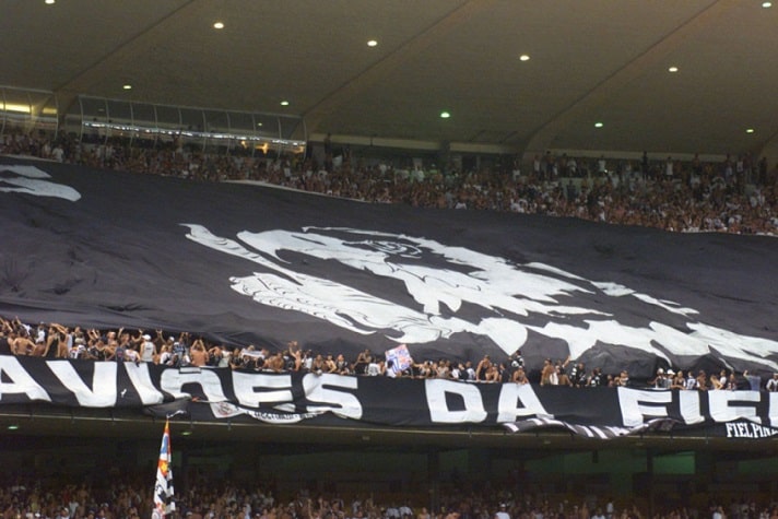 Mundial de Clubes de 2000: Corinthians 0 (4) x (3) 0 Vasco - 14 de janeiro de 2000 - Final do Mundial. Mais uma vez a torcida do Timão tomou conta de boa parte do estádio para assistir à decisão do primeiro Mundial de clubes da Fifa, contra o Vasco. Naquele dia, cerca de 73 mil pessoas foram ao Maraca, sendo 25 mil corintianos.