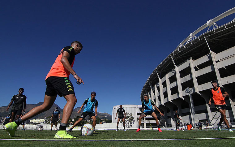 Enquanto isso, no Nilton Santos, o Botafogo realizou o primeiro treinamento presencial do elenco. Nos testes do elenco, foram cinco jogadores positivos e seis membros da comissão técnica/funcionários.