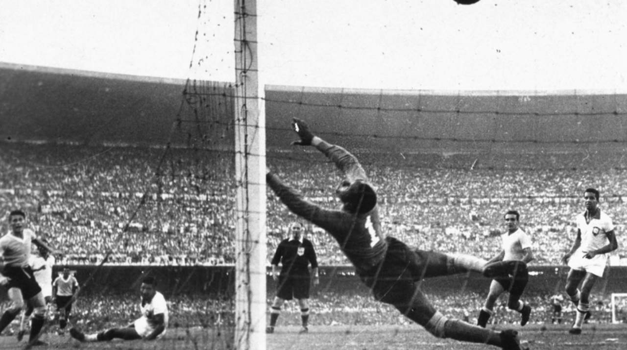 Em um dos capítulos mais tristes da história do Maracanã, a Seleção Brasileira foi derrotada por 2 a 1, pelo Uruguai, na final da Copa do Mundo de 1950, a primeira realizada no Brasil.