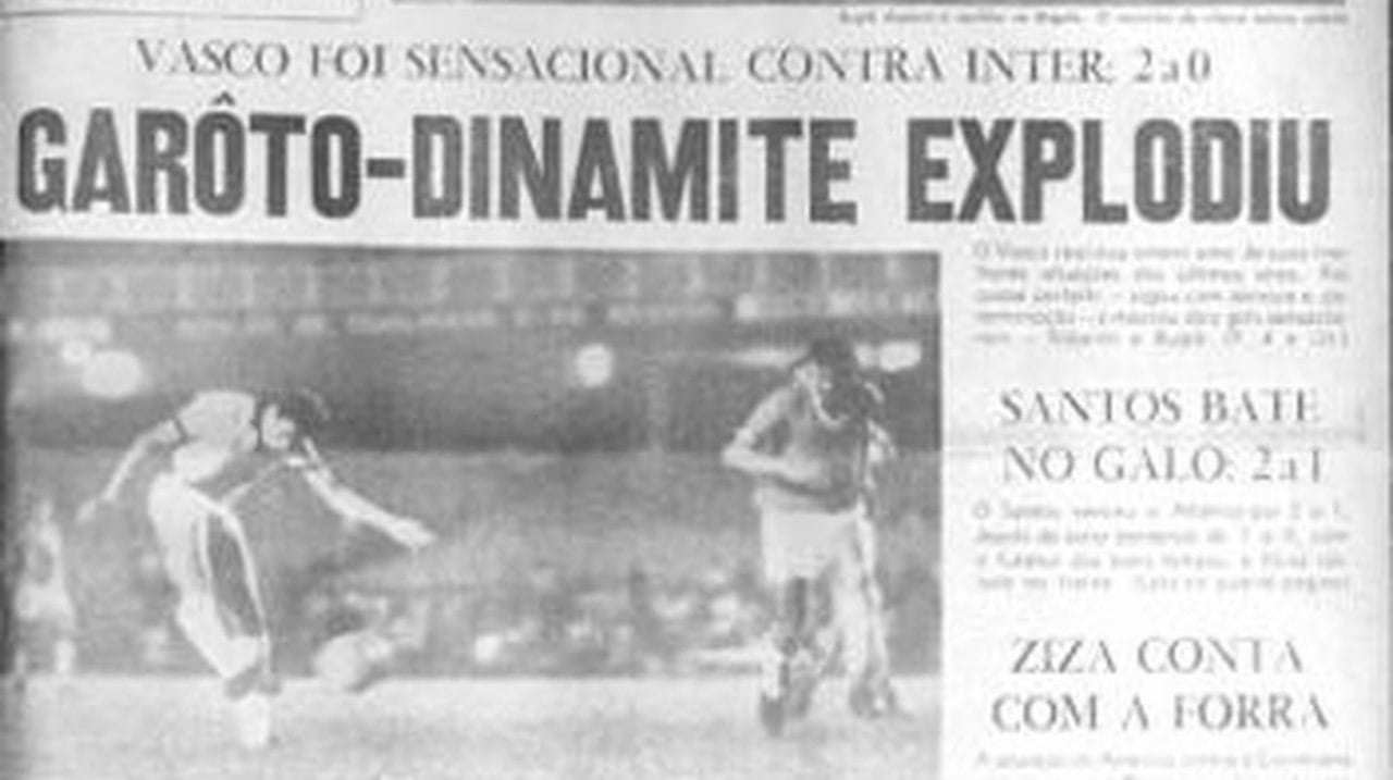 Vasco 2 x 0 Internacional - 25/11/1971 - Aquela partida, pelo Campeonato Brasileiro, marcou o primeiro gol como profissional daquele que se tornaria o ídolo maior do Cruz-Maltino. No dia seguinte, o Jornal dos Sports tinha na capa: "Garôto-dinamite explodiu", com a grafia da época.