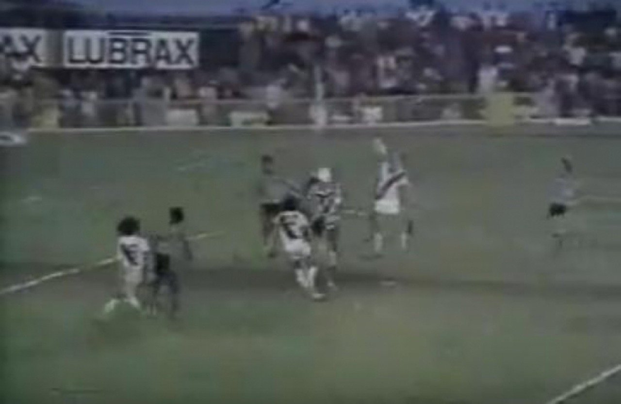 Vasco 2 x 1 Botafogo - 9/5/1976 - Foi naquela partida, pelo Campeonato Carioca, que Roberto Dinamite marcou o "Gol do lençol", um dos mais bonitos da carreira do ídolo vascaíno. O feito é, também, um dos mais belos da história do estádio.