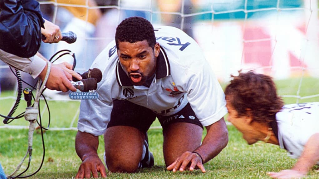 Considerando a década de 90 entre 1991 a 2000, o primeiro clássico desta galeria é a primeira final do Paulista de 1993, quando o Corinthians venceu o Palmeiras por 1 a 0, com gol de Viola, que comemorou imitando um porco.