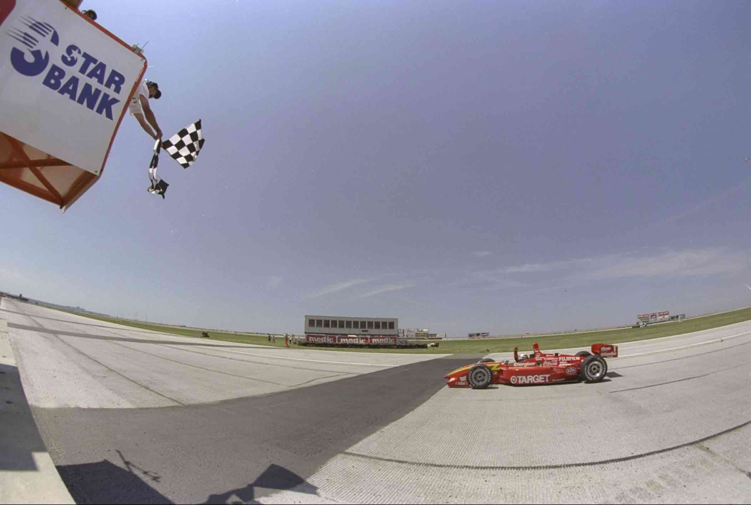 Já na Indy, eis aí a bandeira quadriculada para Zanardi em Cleveland: naquele momento do ano, era a terceira vitória seguida e a quinta na temporada 1998