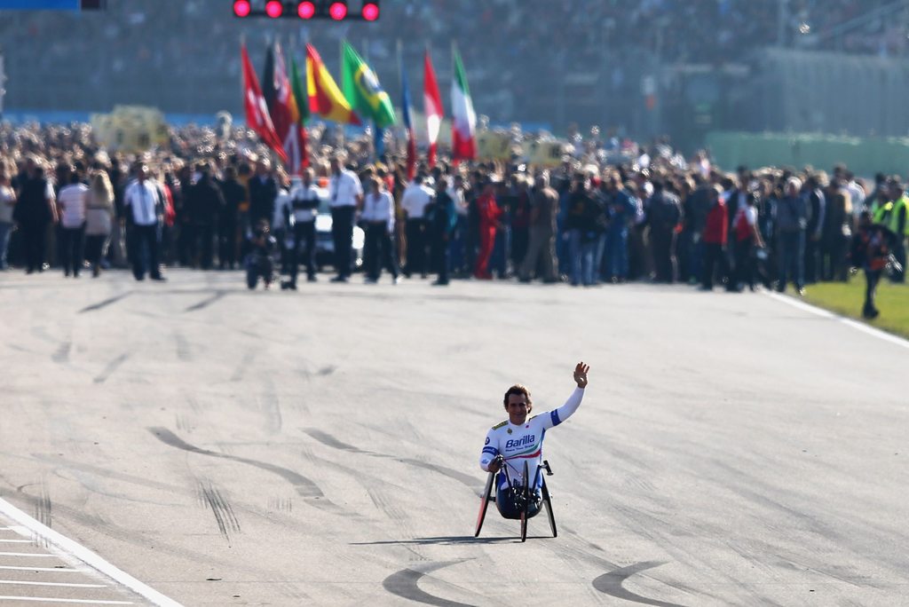 Já na condição de campeão paralímpico, Zanardi apareceu com sua bicicleta de mão antes da largada do GP da Alemanha de 2012 da F1 