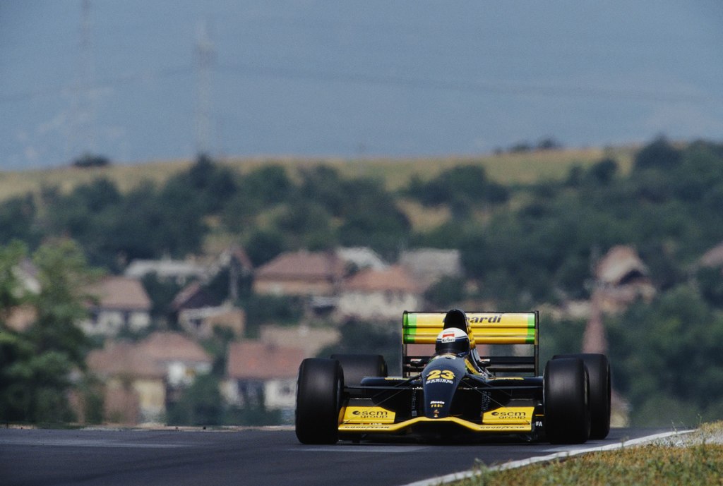 Em 1992, o piloto italiano esteve na Minardi, com o tradicional #23. Aí aparece ele no GP da Hungria  