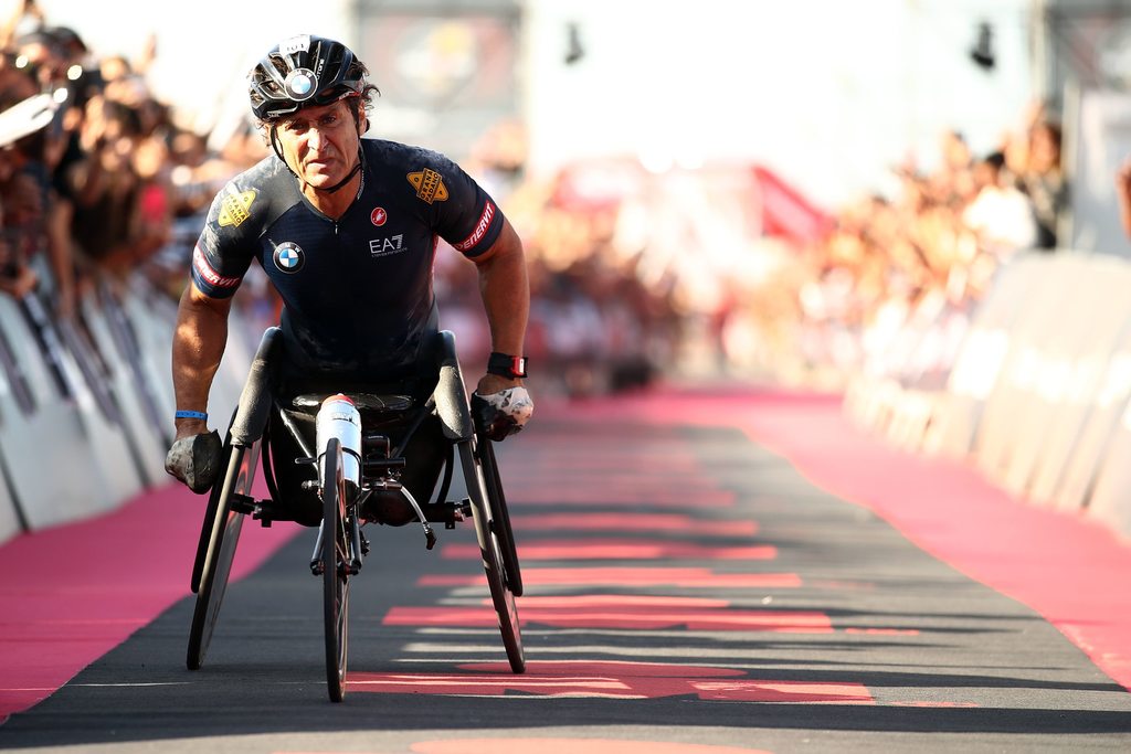 A chegada de Zanardi no fim do IronMan da Emília-Romagna em 2019 