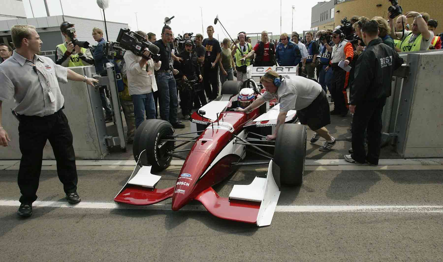 O momento de ir para a pista: o carro #66 de Zanardi se prepara para completar as voltas finais da corrida de 2001