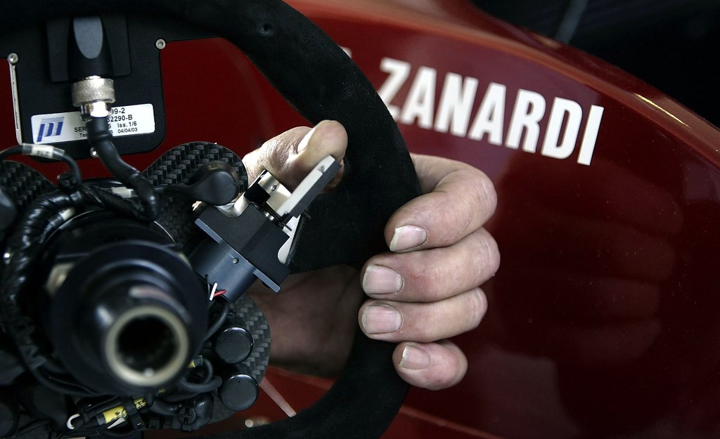 Em 2003, um dos momentos mais emocionantes: a Indy (Cart) resolveu dar a Zanardi um carro para que ele completasse as voltas restantes da corrida em que ele se acidentou em Lausitz