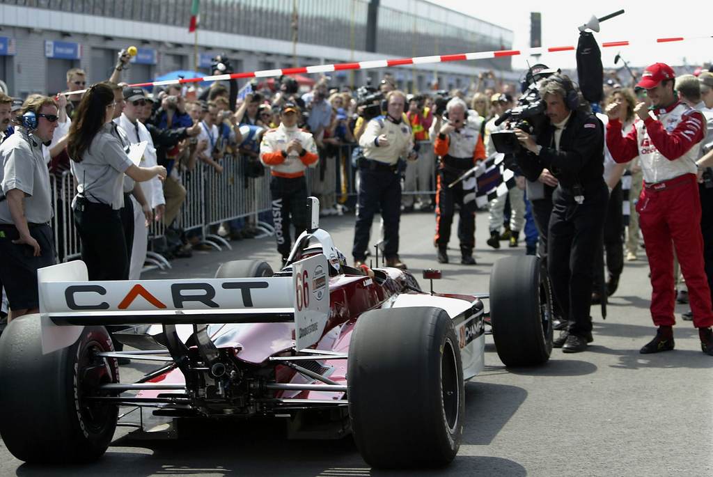 O carro de Zanardi é ligado em meio ao batalhão de repórteres e fãs em Lausitz