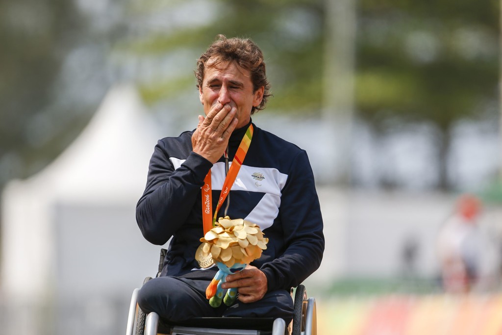 Alessandro Zanardi: piloto de automobilismo no começo dos anos 2000, Zanardi sofreu um grave acidente na Fórmula Indy e foi obrigado a amputar as duas pernas. Se adaptando as novas condições, se tornou atleta de paraciclismo e ganhou duas medalhas de ouro em Londres 2012.