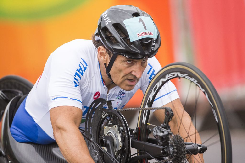 Ex-piloto de Fórmula 1 e da Fórmula Indy, o italiano Alessandro Zanardi sofreu um grave acidente em uma corrida em 2001, mas voltou para os esportes e se tornou atleta de paraciclismo, modalidade que lhe rendeu três medalhas na Rio-2016.