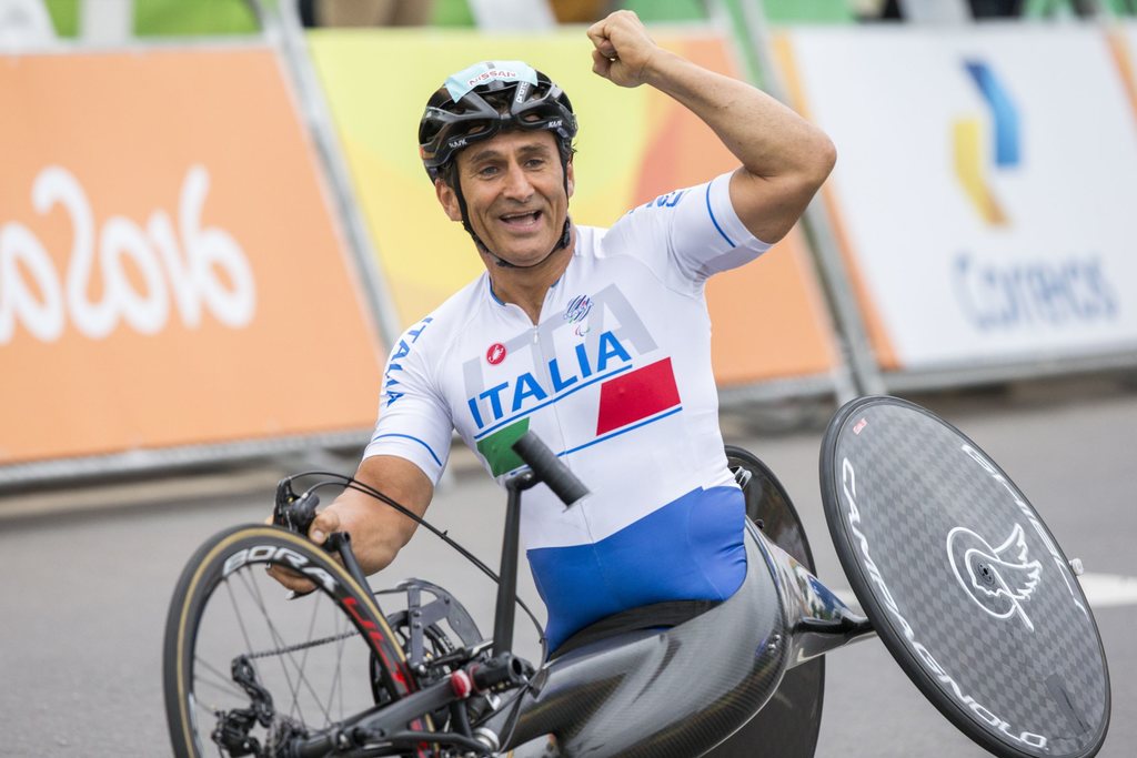 A celebração: mais um ouro para Zanardi nas Paralímpiadas