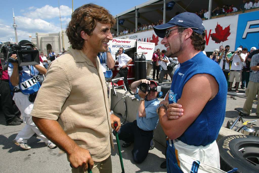 Um ano depois de seu acidente, Zanardi voltava à Indy. E aí o italiano aparece falando justamente com Alex Tagliani em Toronto