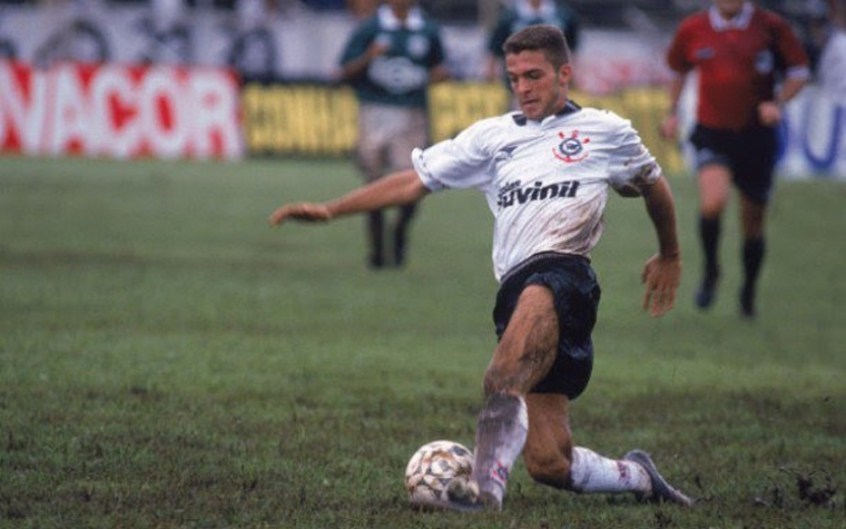 O ex-volante Zé Elias estreou nos profissionais no dia 7 de setembro de 1993, aos 16 anos, pelo Corinthians. Passou pelo futebol europeu e atuou na Seleção Brasileira. Atualmente é comentarista da ESPN.