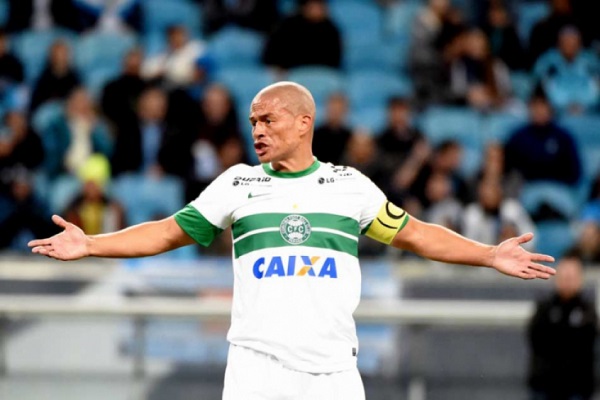 Criado nas divisões de base do Coritiba, onde estreou como profissional em 1995, Alex retornou ao Coxa em 2013, após brilhar também com as camisas de Palmeiras e Fenerbahçe, da Turquia. O meia se aposentou em 2014. 