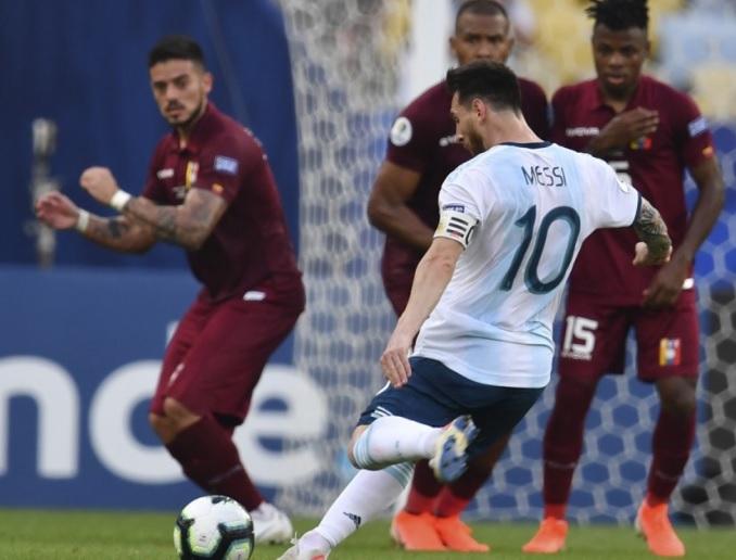 Em 2019, foi a vez da Copa América retornar ao Maracanã. Apesar de astros como Messi (foto), Soteldo, Cavani, Suárez e Guerrero passarem pelo estádio, outra seleção celebrou.