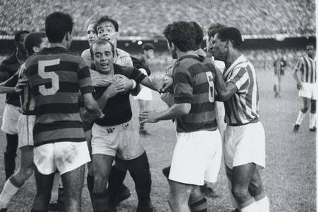 A confusão tomou conta da final do Campeonato Carioca de 1966. O Bangu garantia o título com um 3 a 0 sobre o Flamengo. Mas, aos 24 minutos da etapa final, o banguense Ladeira cometeu falta no rubro-negro Paulo Henrique. O temperamental Almir Pernambuquinho revidou dando um tapa no adversário e uma pancadaria generalizada tomou conta do Maraca. O árbitro Aírton Vieira de Moraes expulsou nove jogadores - cinco do Rubro-Negro e quatro do Alvirrubro. Mesmo assim, a torcida do Bangu pôde, naquele 18 de dezembro de 1966, soltar um grito de "é campeão" após 33 anos de jejum. 