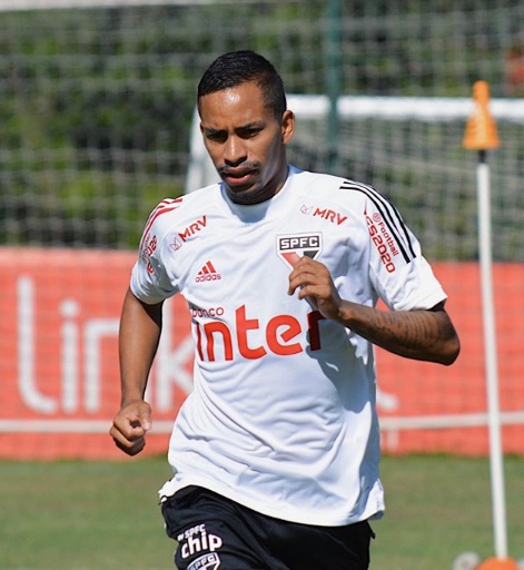 FECHADO - O atacante Paulinho Boia se despediu do São Paulo nesta quinta-feira (11). Vendido ao Metalist-UCR após empréstimo para o Juventude, o jogador agradeceu ao Tricolor pelos dez anos em que defendeu o clube, desde as categorias de base até a equipe profissional. A negociação gira em torno de 1,8 milhão de euros (cerca de R$ 11,6 milhões, na cotação atual). 