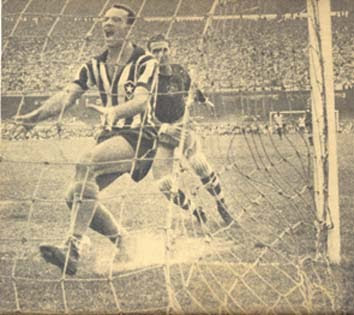 Botafogo 6 x 2 Fluminense (Carioca 1957): Em dezembro de 1957, o Botafogo goleou o Fluminense por 6 a 2, na decisão do Campeonato Carioca, aplicando a maior goleada sobre o Tricolor na era do profissionalismo. A partida foi marcada por um show de Paulo Valentim, autor de cinco gols, sendo um de bicicleta. Garrincha completou a goleada.