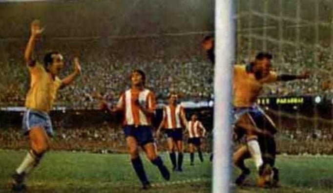 Com a camisa da Seleção, Pelé marcou 11 gols no PARAGUAI. O mais marcante na vitória por 1 a 0 pelas Eliminatórias da Copa do Mundo de 1969. Já pelo Santos, o "Rei" marcou 11 vezes no SÃO BENTO.