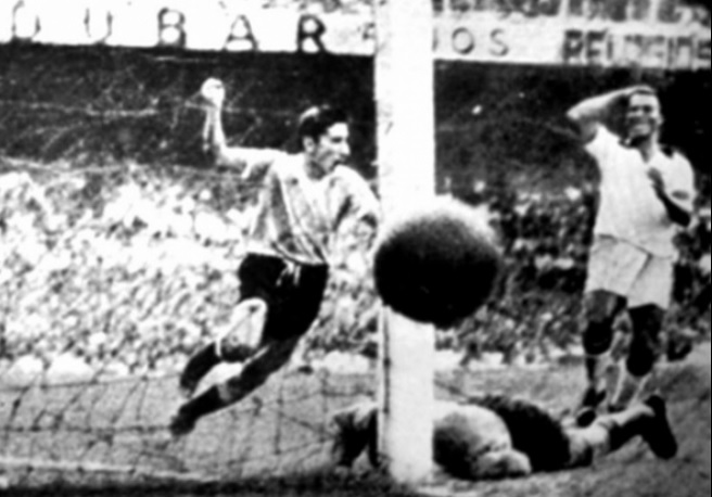 A primeira melancolia do estádio veio em 16 de julho. Bastava um empate para a Seleção Brasileira conquistar pela primeira vez uma Copa do Mundo. Friaça abriu o marcador. Mas Schiaffino igualou e, na reta final, Ghigghia avançou pela direita e bateu rasteiro. Barbosa saltou e não conseguiu evitar o gol da virada por 2 a 1. O Uruguai era campeão do mundo, diante de 200 mil brasileiros emudecidos. "Só três pessoas calaram o Maracanã: o Papa, Frank Sinatra e eu", disse o herói da Celeste anos depois.