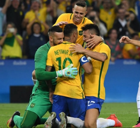 O esperado ouro olímpico no futebol masculino foi conquistado no Maracanã. Após golear Honduras por 6 a 0 na semifinal, o estádio abrigou uma final dramática da Seleção contra a Alemanha. No tempo normal, empate em 1 a 1. Passada uma disputa de pênaltis eletrizante, Weverton brilhou para Neymar consolidar a inédita medalha no esporte.