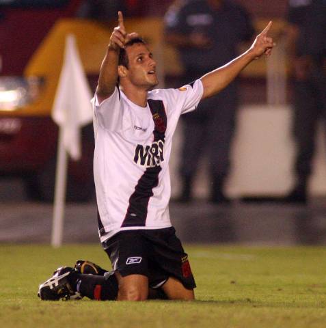 Bruno Meneghel - estreou em 2005 - 23 jogos e 4 gols marcados pelo Vasco - Está sem clube desde 2018, quando deixou o Yokohama, do Japão.