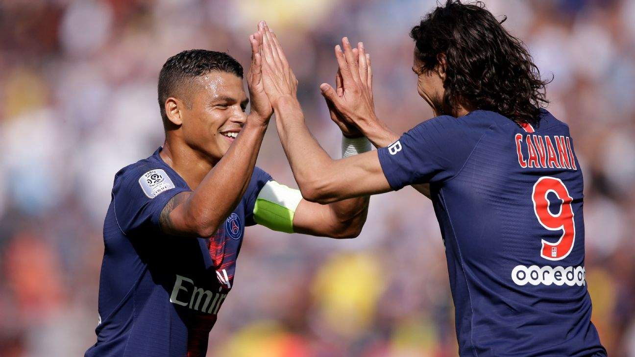 FECHADO - Em entrevista ao "Le Journal du Dimanche", o dirigente do PSG, Leonardo, confirmou que o zagueiro Thiago Silva e o atacante Cavani não vão ficar no PSG.