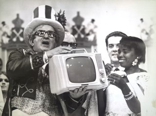 Chacrinha era um dos animadores mais irreverentes da televisão brasileira. Na Rede Globo, ele apresentava dois programas e popularizava expressões como "Vai para o trono ou não vai?".