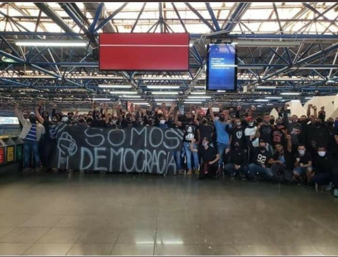 No futebol brasileiro, temos várias torcidas, muitas vezes sem ligação com as organizadas, que se autodenominam antifascistas, ou seja, que lutam contra o fascismo. Vamos começar com as do Corinthians, que fazem alusão à Democracia Corinthiana, com alguns líderes da Gaviões da Fiel, Coringão Antifa e outras vertentes. Em passeata pacífica na Avenida Paulista, os corintianos pró-democracia se juntaram aos torcedores rivais contra o presidente em exercício, Jair Bolsonaro.